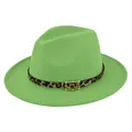 Detalle de sombrero fedora verde con banda de leopardo y hebilla metálica dorada - M (56-58cm) / Verde Hierba Claro
