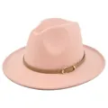Detailweergave van roze vilten fedora hoed met beige lederen band en gouden metalen gesp - M(56-58cm) / Oudroze
