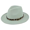 Detalle del sombrero de lana verde salvia con banda de leopardo y hebilla metálica dorada - M (56-58cm) / Verde esmeralda