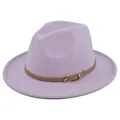 Detail van lichtpaarse wollen fedora hoed met een bruine leren riem en een gouden gesp - M(56-58cm) / Lichtpaars
