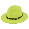 Detalle de sombrero fedora verde neón con banda de leopardo y hebilla de metal dorado - M (56-58cm) / Verde Claro