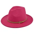 Detail van de rozerode wollen fedora hoed met bruine leren band en gouden metalen gesp - M(56-58cm) / Rozerood