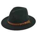 Detail van bosgroene fedora hoed met een bruine kunstlederen band en een metalen gesp - M(56-58cm) / Diep grasgroen