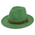 Detail van groene fedora hoed met vilten textuur en bruine imitatieleren riem met gesp - M(56-58cm) / Grasgroen