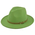 Detail van groene vilten fedora hoed met bruine leren riem en gouden gesp - M(56-58cm) / Licht Grasgroen