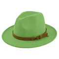 Detail van groene fedora hoed met een bruine leren riem en gouden gesp - M(56-58cm) / Licht Grasgroen