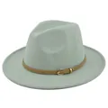 Detail van licht saliegroene vilten fedora hoed met bruine imitatielederen riem en gesp - M(56-58cm) / Smaragdgroen