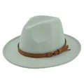 Detail van de mintgroene fedora hoed met een bruine kunstlederen riem en gouden gesp - M(56-58cm) / Smaragdgroen