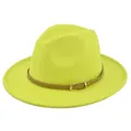 Detailopname van een neongroene wollen fedora hoed met bruine leren band en gouden gesp - M(56-58cm) / Lichtgroen