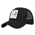 Detalle del bordado de ciervo y parche BUCK FEVER en gorra trucker de malla negra - Ajustable / Negro