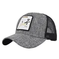 Detalle del parche de ciervo Buck Fever en gorra trucker de malla gris y negra - Ajustable / Gris