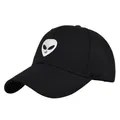 Dettaglio del ricamo bianco a testa di alieno su un cappellino da baseball nero in cotone - Ricamo Alieno Bianco / Nero