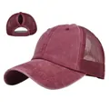 Dettaglio del cappellino bordeaux con foro per coda di cavallo in cotone e rete traspirante - Regolabile 54-59 / Borgogna