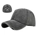 Vista dettagliata del cappello in denim lavato per coda di cavallo con elastici e toppa H - Regolabile / Nero Lavato (Ricamo H)