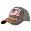 Dettaglio del ricamo della bandiera americana e della toppa vintage sul cappellino baseball - Regolabile / caffè