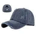 Dettaglio del berretto blu slavato per coda di cavallo con fascia elastica incrociata - Regolabile / Blu Navy (Ricamo A)