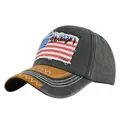 Dettaglio del ricamo bandiera americana vintage e tessuto denim lavato sul cappellino - Regolabile / Verde Militare