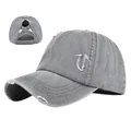 Dettaglio cappello baseball grigio scuro effetto consumato con foro per coda - Regolabile / Grigio (Ricamo a Linee)