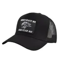 Detailansicht der schwarzen Trucker Cap mit Mesh-Rückseite und Angler-Stickereiaufnäher - Verstellbar (54-59) / Schwarz