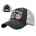 Detail van grijze truckercap met paardenstaartgat en Barn Hair borduurwerk textuur - Verstelbaar / Roze