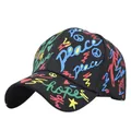 Detailansicht der schwarzen Baseballkappe mit bunten Graffiti-Prints und Friedenssymbolen - Verstellbar 54-59cm / Schwarz