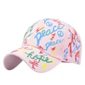 Detail der rosa Baseballkappe mit handgezeichneten bunten Graffiti-Mustern und Peace-Logo - Verstellbar 54-59cm / Rosa