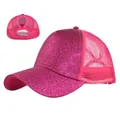 Detail van fuchsia glitter mesh pet met paardenstaartgat en glanzende lovertjes afwerking - 54-59CM / Rozerood