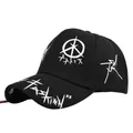 Détails de texte graffiti blanc et imprimés d'étoiles sur une casquette en coton noir - Noir & Sangle Noire