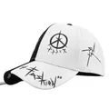 Détail d'une casquette de baseball noire et blanche avec broderie fashion et graffiti - Contraste Noir-Blanc & Sangle Noire