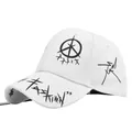 Détail d'une casquette blanche montrant le texte graffiti noir et le logo brodé sur la couronne - Blanc & Sangle Noire