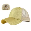 Detail van gouden glitterpet met ademend gaas en opening voor een paardenstaart - 54-59CM / Geel