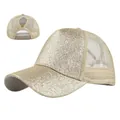 Detail van glitter mesh pet met paardenstaartgat aan de achterkant en champagne goud lovertjes - 54-59CM / Khaki