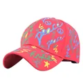 Rote Baumwoll-Baseballkappe mit bunten Peace und Hope Graffiti-Prints in Seitenansicht - Verstellbar 54-59cm / Rot