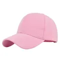 Vue détaillée de la casquette de baseball en coton rose avec des coutures et des œillets de qualité - Rose