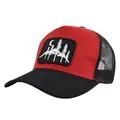 Detail einer rot-schwarzen Trucker-Mütze mit Wald-Stickerei auf weißem Hintergrund - 54-59cm (Einstellbar) / Rot Und Schwarz Patchwork