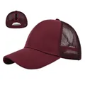 Détail de la casquette filet rouge bordeaux avec maille et ouverture pour queue de cheval - Réglable 54-59 / Bordeaux