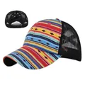 Detail der Serape-Streifen Baseballkappe mit gekreuztem Mesh-Rücken für Pferdeschwänze - Einstellbar 54-59 / Mehrfarbige Serape-Streifen