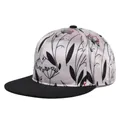 Dettaglio del cappellino da baseball in raso rosa con stampa floreale e visiera piatta - Regolabile 54-59cm / Stampa Floreale Rosa Pallido