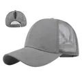 Détail de l'ouverture pour queue-de-cheval et du filet arrière de cette casquette grise - Réglable 54-59 / Gris