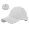 Détail de casquette en maille blanche avec ouverture pour queue de cheval haute et velcro - Réglable 54-59 / Blanc