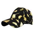Detalle de gorra de béisbol negra con bordado de plumas doradas y tejido de sarga fina - Ajustable / Negro