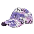 Λεπτομέρεια από μωβ tie-dye καπέλο μπέιζμπολ με μαύρα γκράφιτι και καμπύλο γείσο - Ρυθμιζόμενο / Μωβ