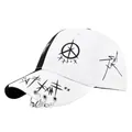 Detalle de gorra graffiti con anillos metálicos y diseño estilo punk callejero - Ajustable / Patchwork Blanco y Negro
