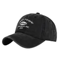 Dettaglio del ricamo vintage e del tessuto lavato sul cappellino da baseball nero - Regolabile / Nero