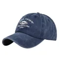 Dettaglio del berretto da baseball blu navy lavato con ricamo bianco e scritte - Regolabile / Blu navy