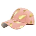 Gorra de béisbol rosa con bordado de pluma dorada y estructura de seis paneles - Ajustable / Rosa