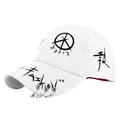 Gorra blanca con anillos de metal plateado y grafiti negro estilo punk callejero - Ajustable / Blanco