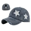 Dettaglio cappello in denim lavato con foro per coda di cavallo e stella di paillettes - 54-59CM / Blu navy