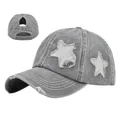Dettaglio cappello grigio stile vintage con stelle glitterate e foro per coda di cavallo - 54-59CM / Grigio