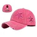 Dettaglio delle stelle con paillettes rosa e visiera invecchiata sul cappellino con coda - 54-59CM / Rosa Rosso